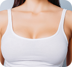 Eine Frau trägt ein weißes Tanktop, das von den Schultern bis knapp unter die Brust reicht.