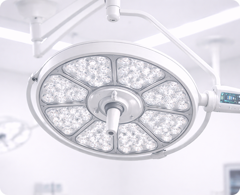 Nahaufnahme einer runden, an der Decke montierten Operationsleuchte mit mehreren LED-Lampen, die üblicherweise zur Beleuchtung von Operationssälen verwendet wird.