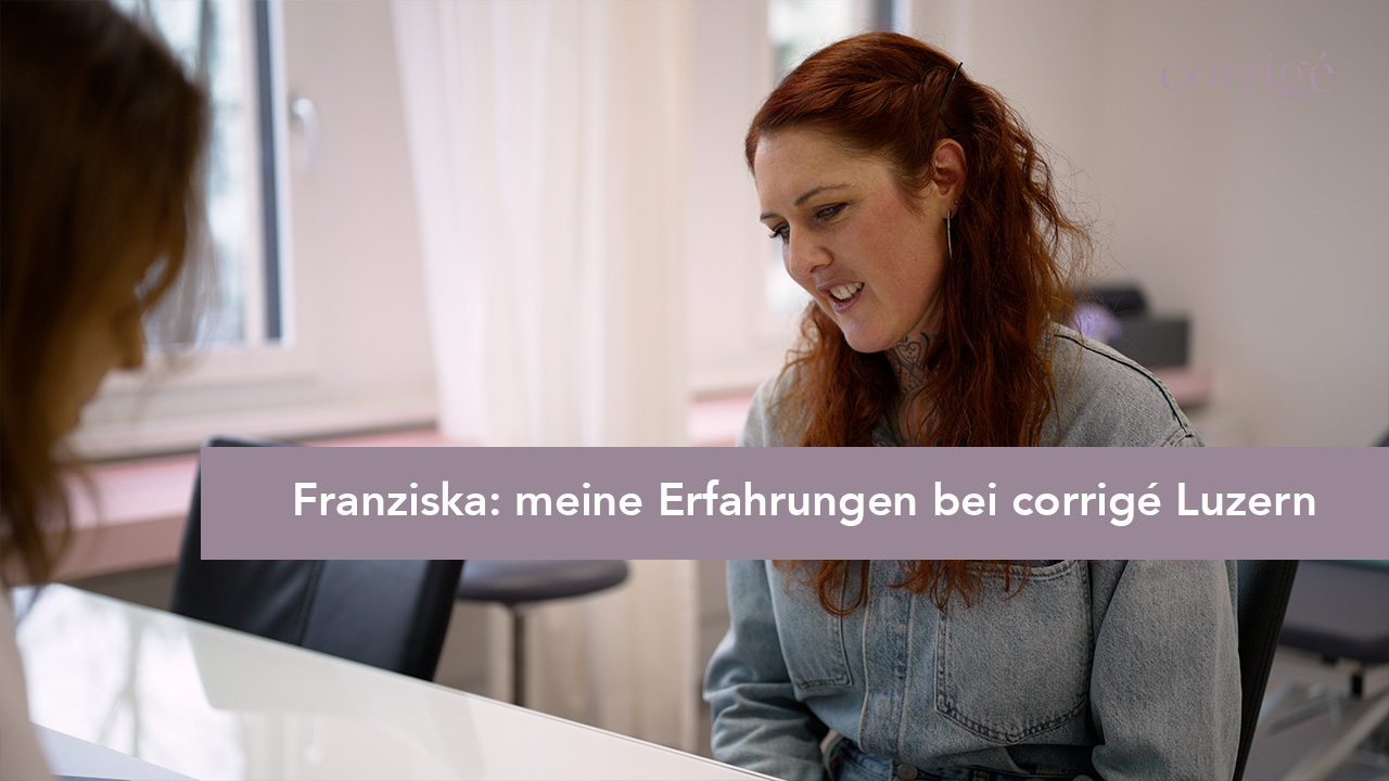 Zwei Frauen sitzen sich in einem lichtdurchfluteten Raum an einem Schreibtisch gegenüber. Der Text ist überlagert: "Franziska: Meine Erfahrungen bei corrigé Luzern.